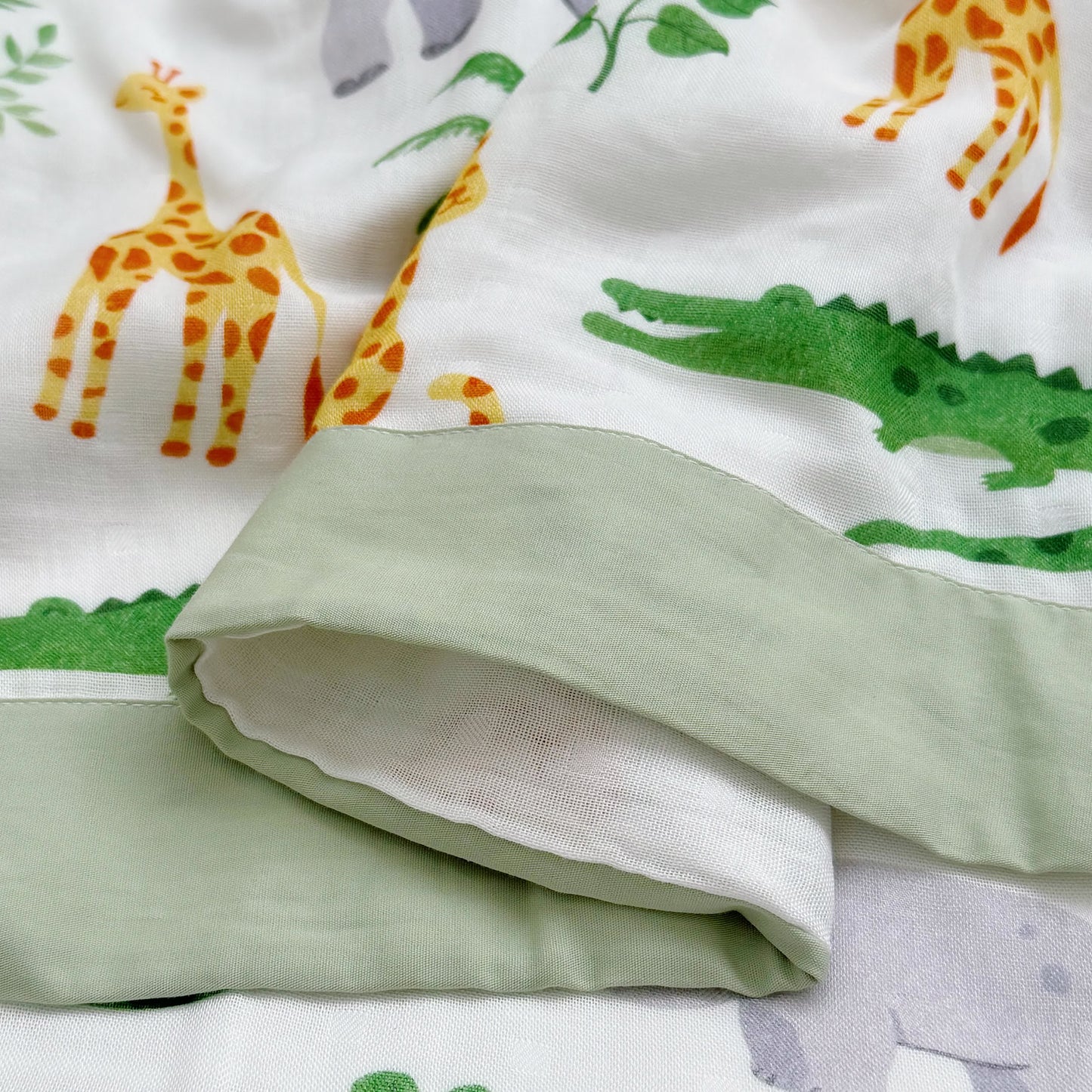 Couette en fibre de bambou avec des animaux de la jungle pour les tout-petits