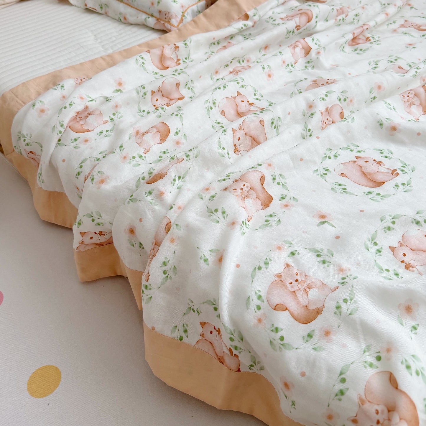 Couette en fibre de bambou motif écureuil pour bébés et tout-petits