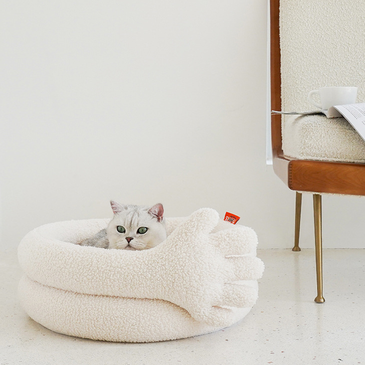 Geste du doigt – Lit chaud pour chat en hiver