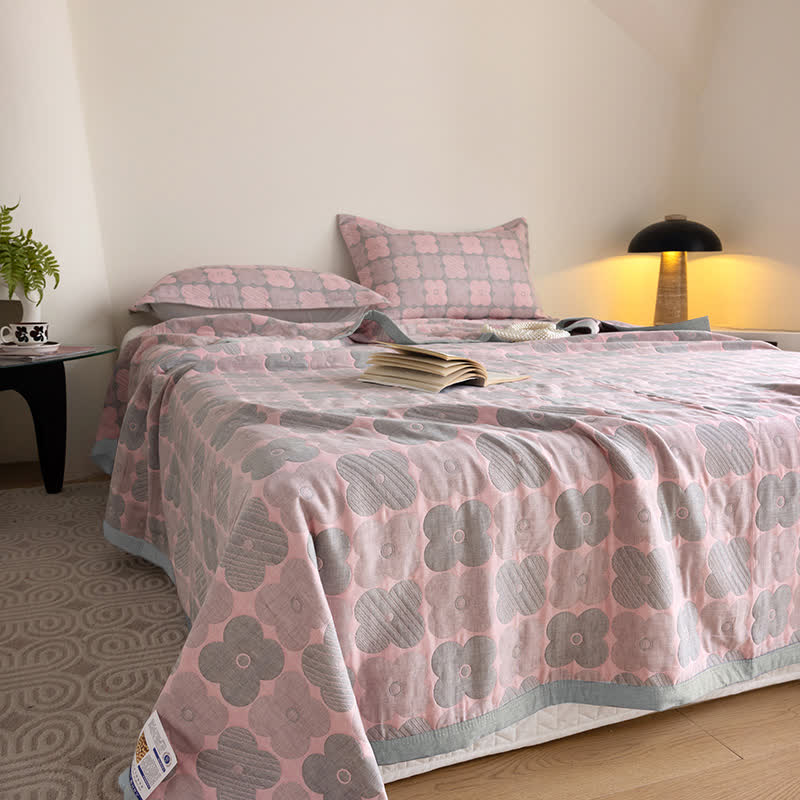 Couette en gaze de coton à trois couches avec des fleurs vibrantes