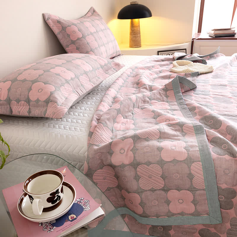Couette en gaze de coton à trois couches avec des fleurs vibrantes