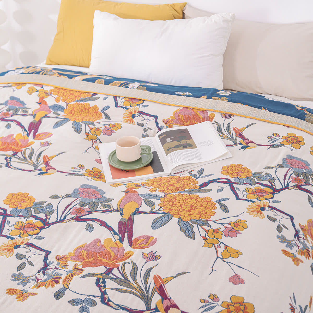 Couverture légère en gaze de coton avec des fleurs en fleurs