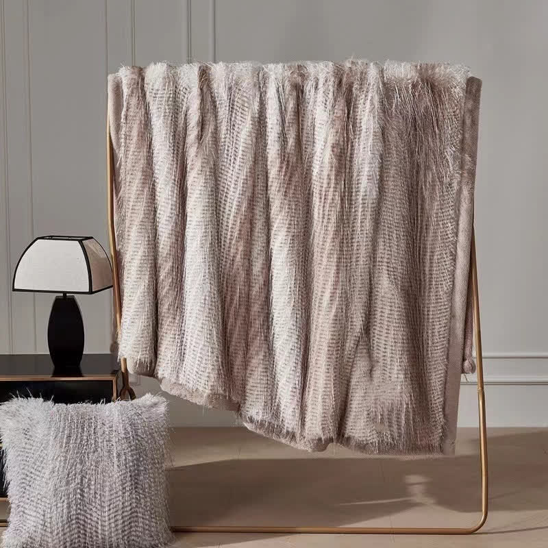 Couverture luxueuse en plumes d'autruche dégradées - image 8