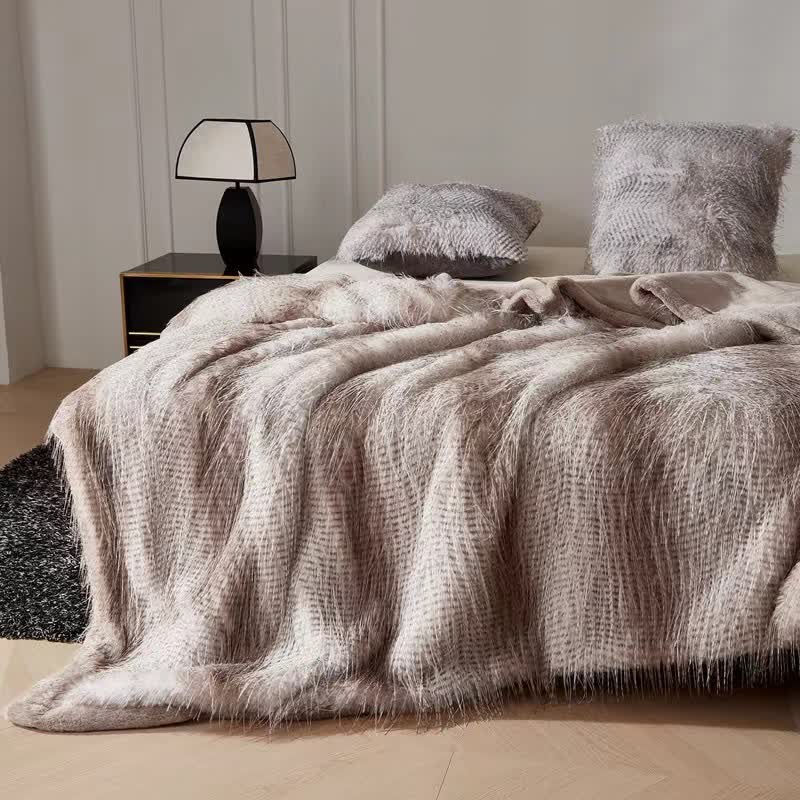 Couverture luxueuse en plumes d'autruche dégradées - image 6