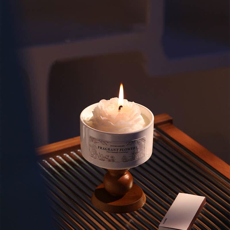 Élégante bougie parfumée en céramique à motif camélia