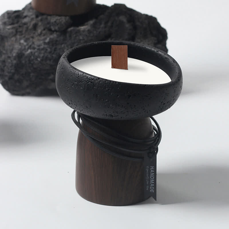 Bougie parfumée simple avec structure en ciment