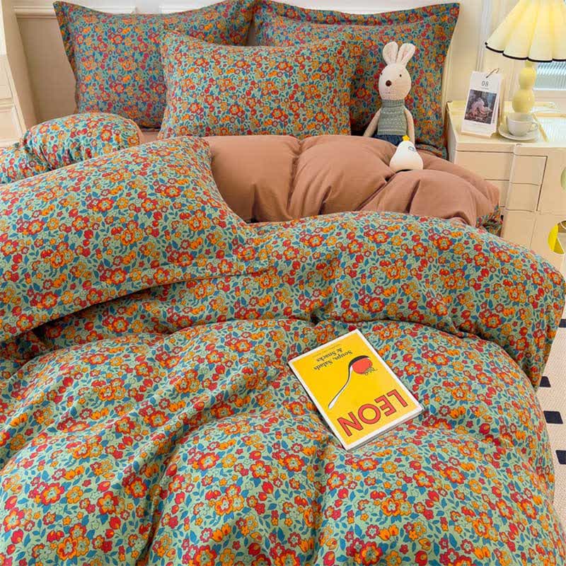 Collection de linge de lit confortable avec un imprimé floral lumineux