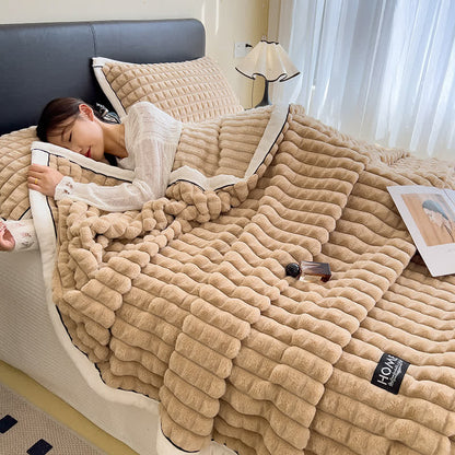 Couverture polaire douce avec texture à carreaux - image 3