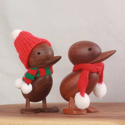 Canard en bois avec écharpe, décoration artisanale