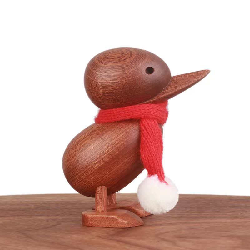 Canard en bois avec écharpe, décoration artisanale