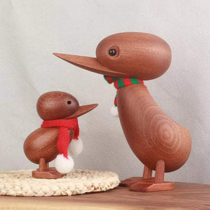 Canard en bois avec écharpe, décoration artisanale