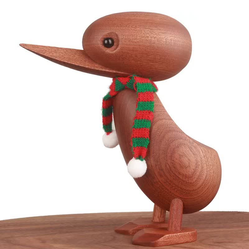 Canard en bois avec écharpe, décoration artisanale