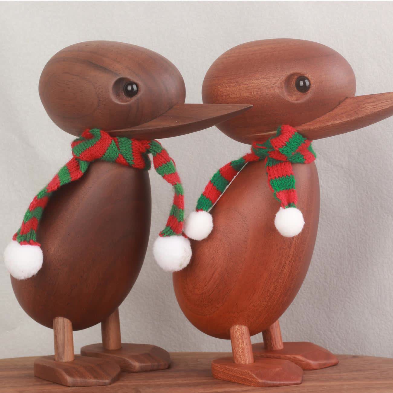 Canard en bois avec écharpe, décoration artisanale