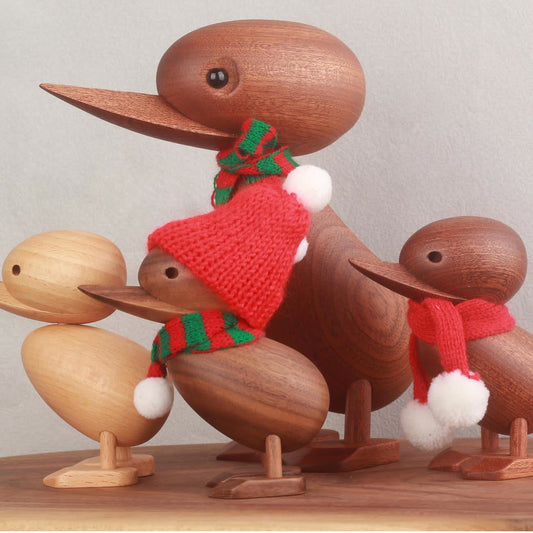Canard en bois avec écharpe, décoration artisanale