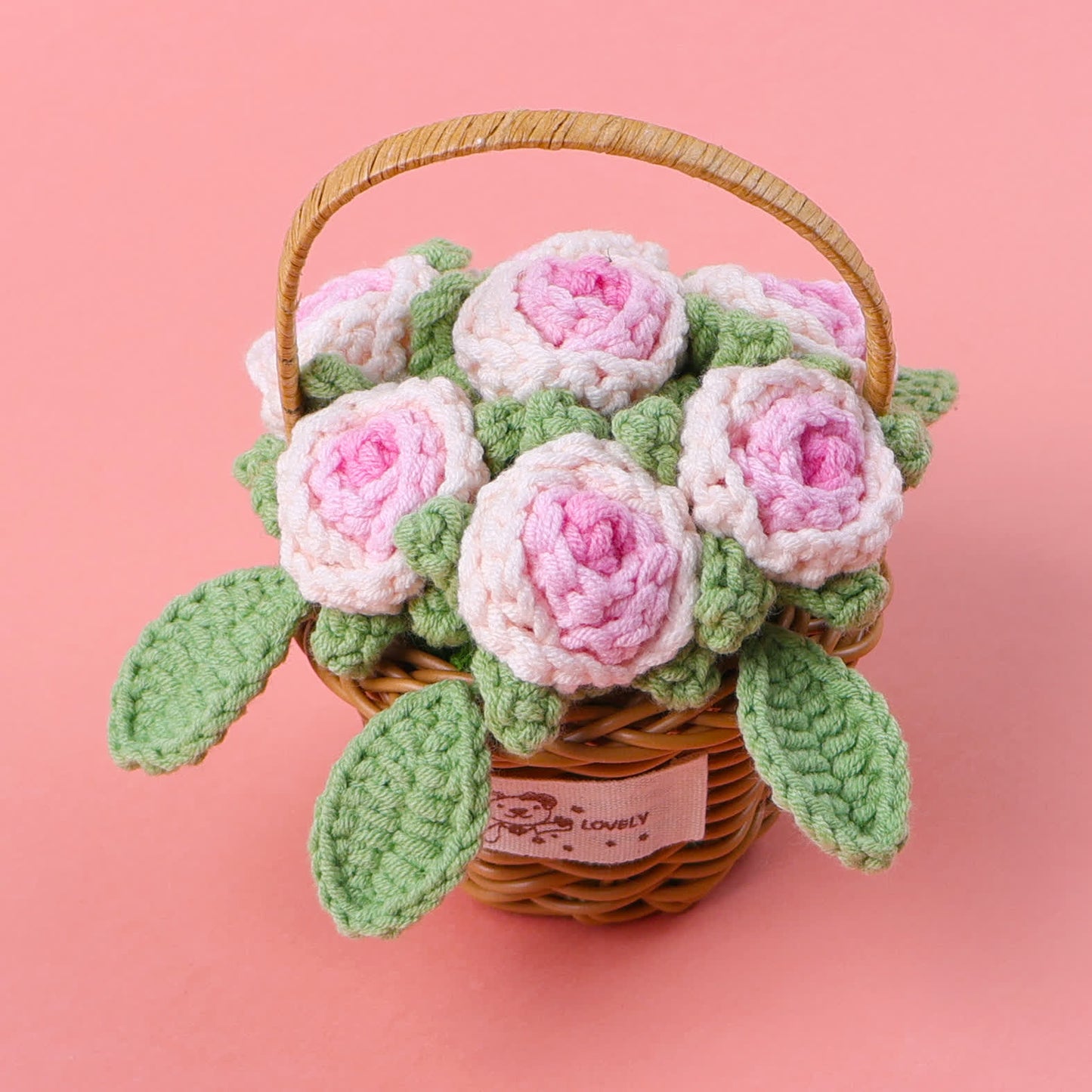 Ornement de panier de fleurs de roses tressées