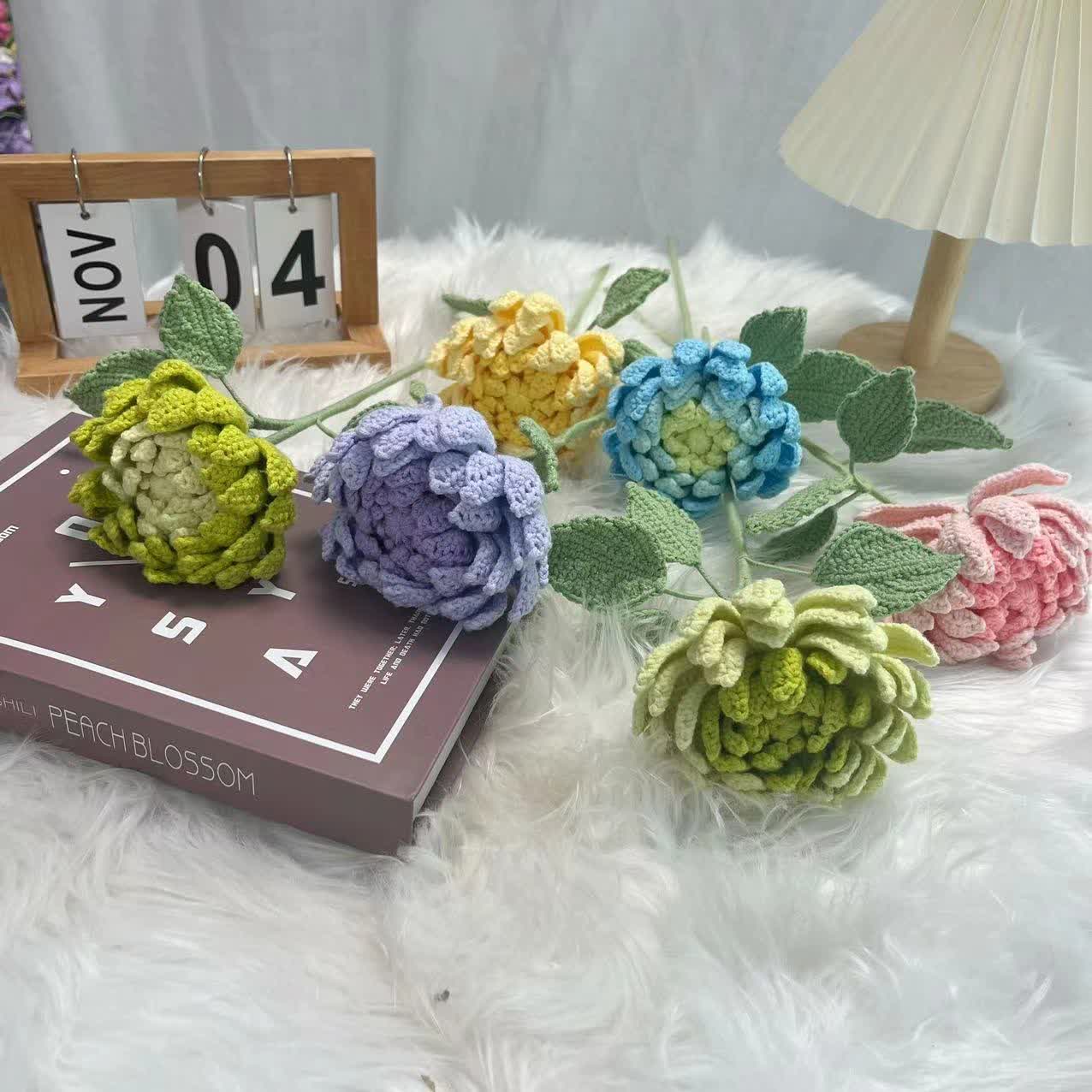 Ornement de bouquet de dahlias tissé à la main