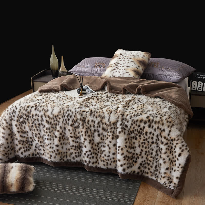 Couverture en fausse fourrure avec motif léopard des neiges