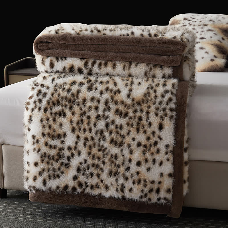 Couverture en fausse fourrure avec motif léopard des neiges