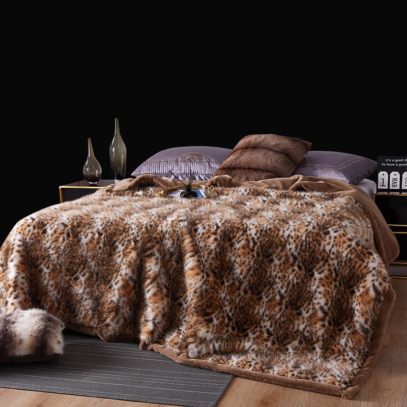Couverture en fausse fourrure avec motif léopard des neiges