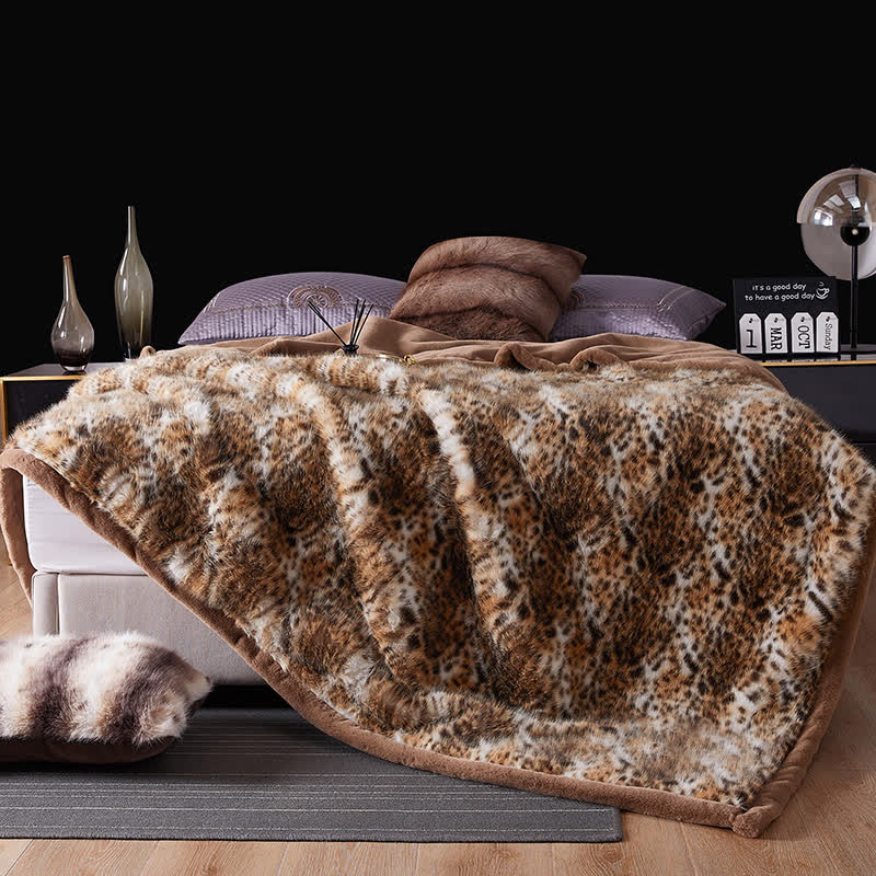 Couverture en fausse fourrure avec motif léopard des neiges