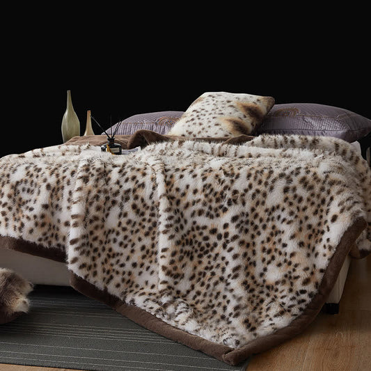 Couverture en fausse fourrure avec motif léopard des neiges
