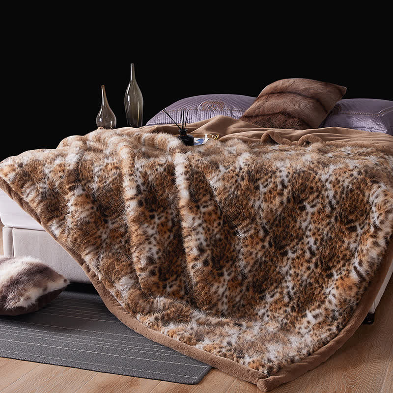 Couverture en fausse fourrure avec motif léopard des neiges