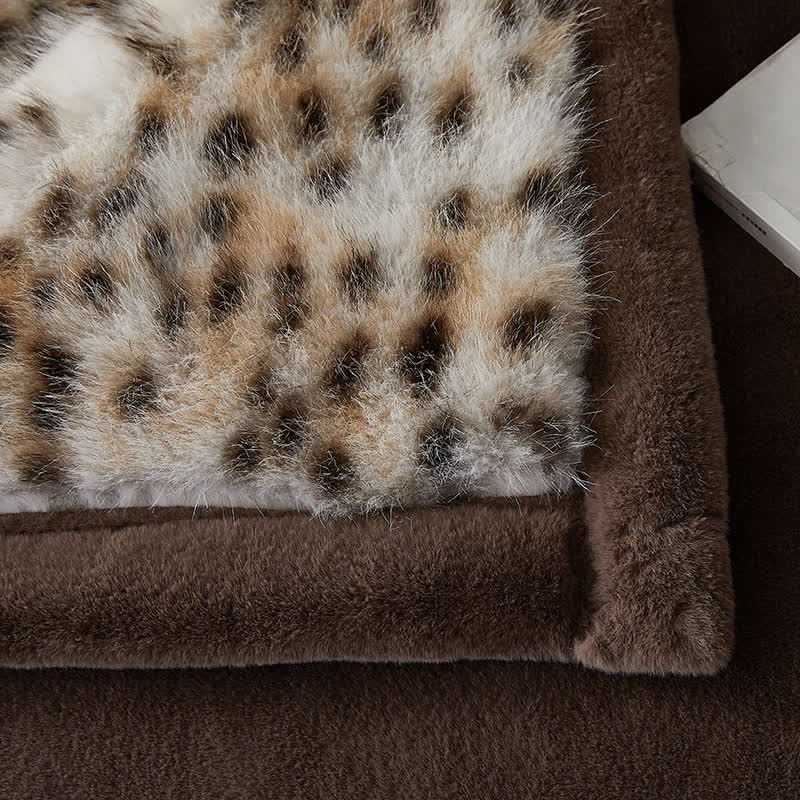 Couverture en fausse fourrure avec motif léopard des neiges