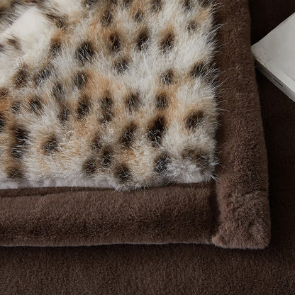 Couverture en fausse fourrure avec motif léopard des neiges