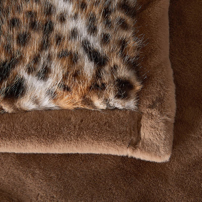 Couverture en fausse fourrure avec motif léopard des neiges