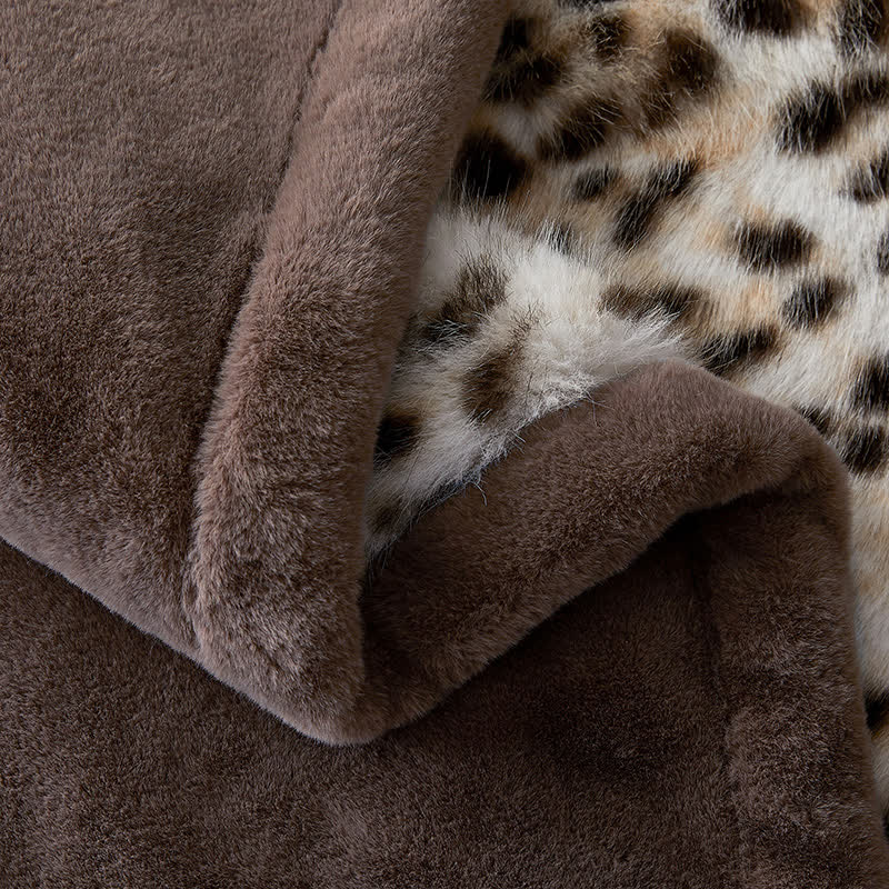 Couverture en fausse fourrure avec motif léopard des neiges