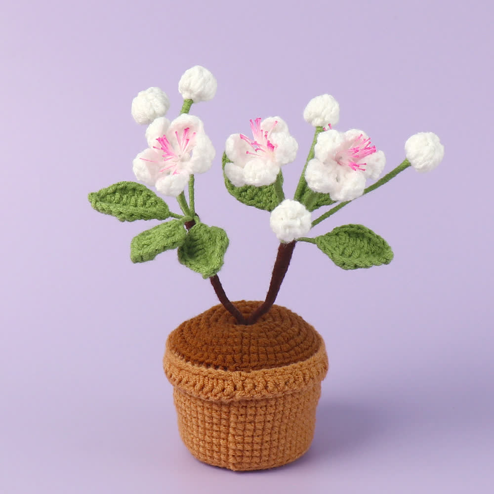 Fleur de prunier crochetée comme décoration de bureau en pot