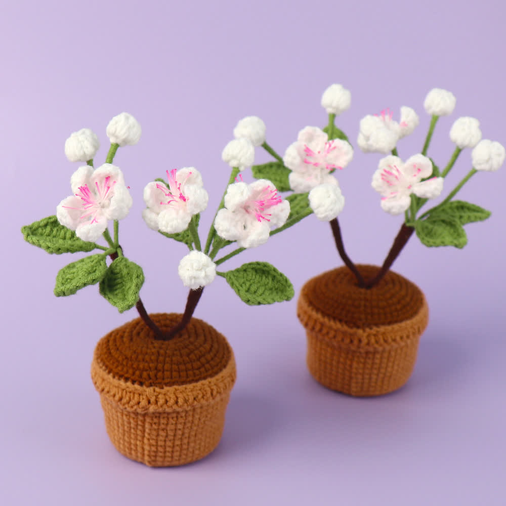 Fleur de prunier crochetée comme décoration de bureau en pot