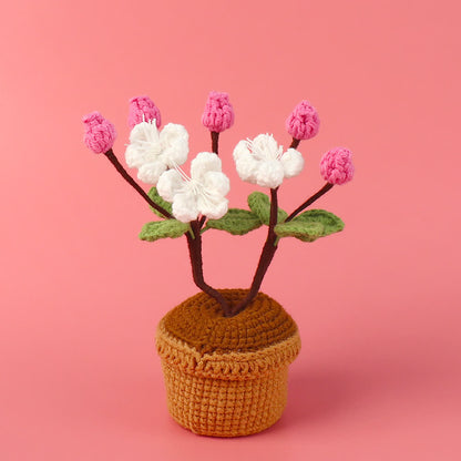 Fleur de prunier crochetée comme décoration de bureau en pot