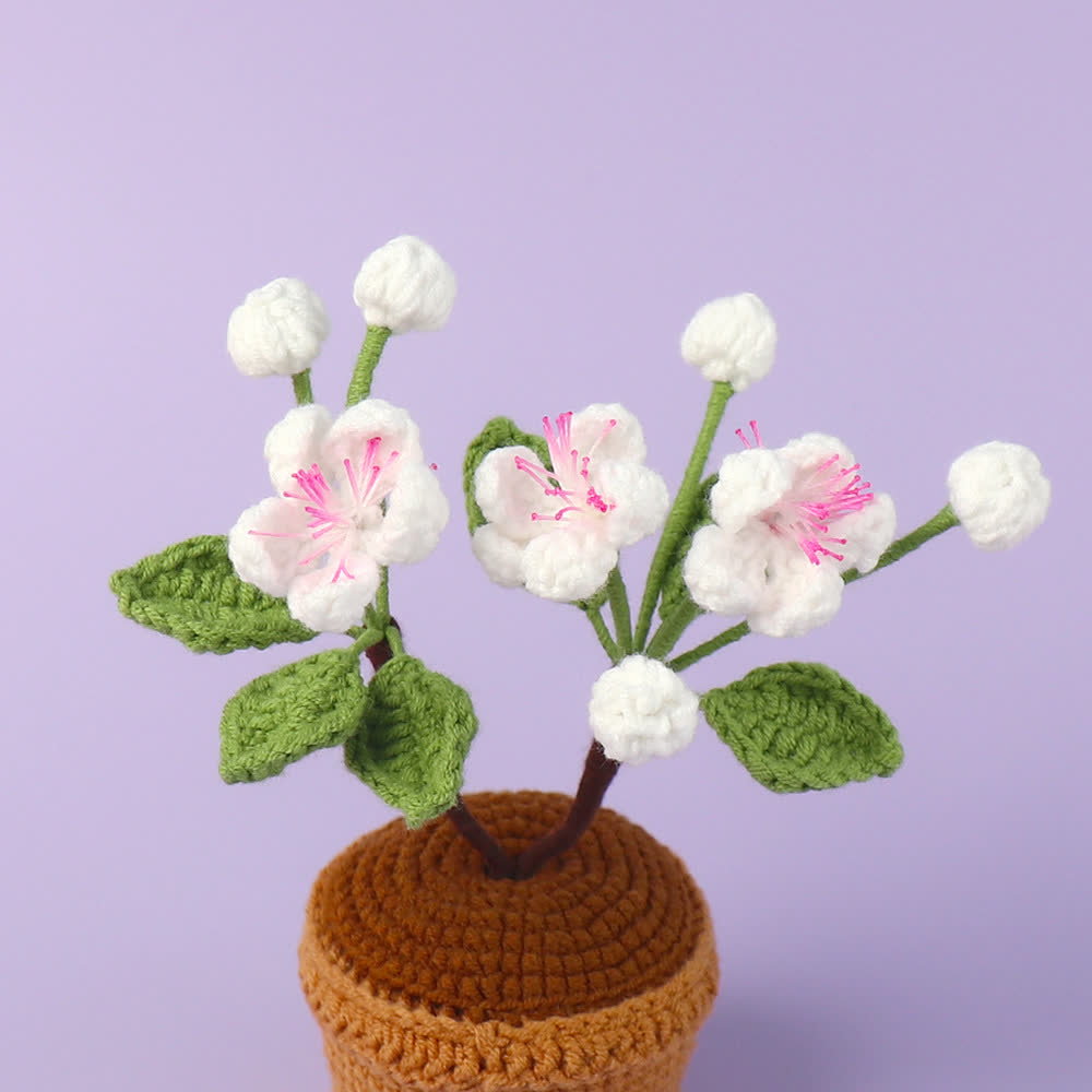 Fleur de prunier crochetée comme décoration de bureau en pot