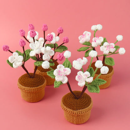 Fleur de prunier crochetée comme décoration de bureau en pot