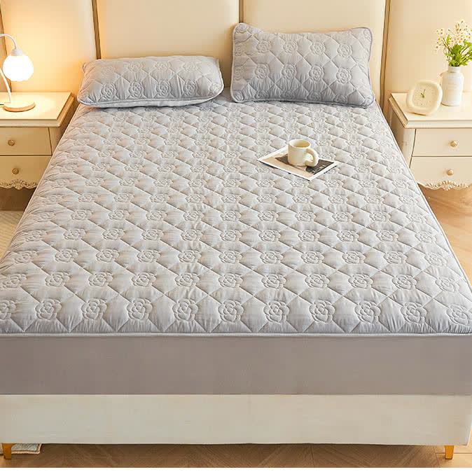 Drap-housse matelassé uni à motif floral