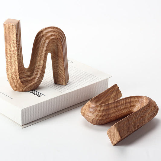 Décoration d'intérieur minimaliste en grain de bois avec lettre « N »
