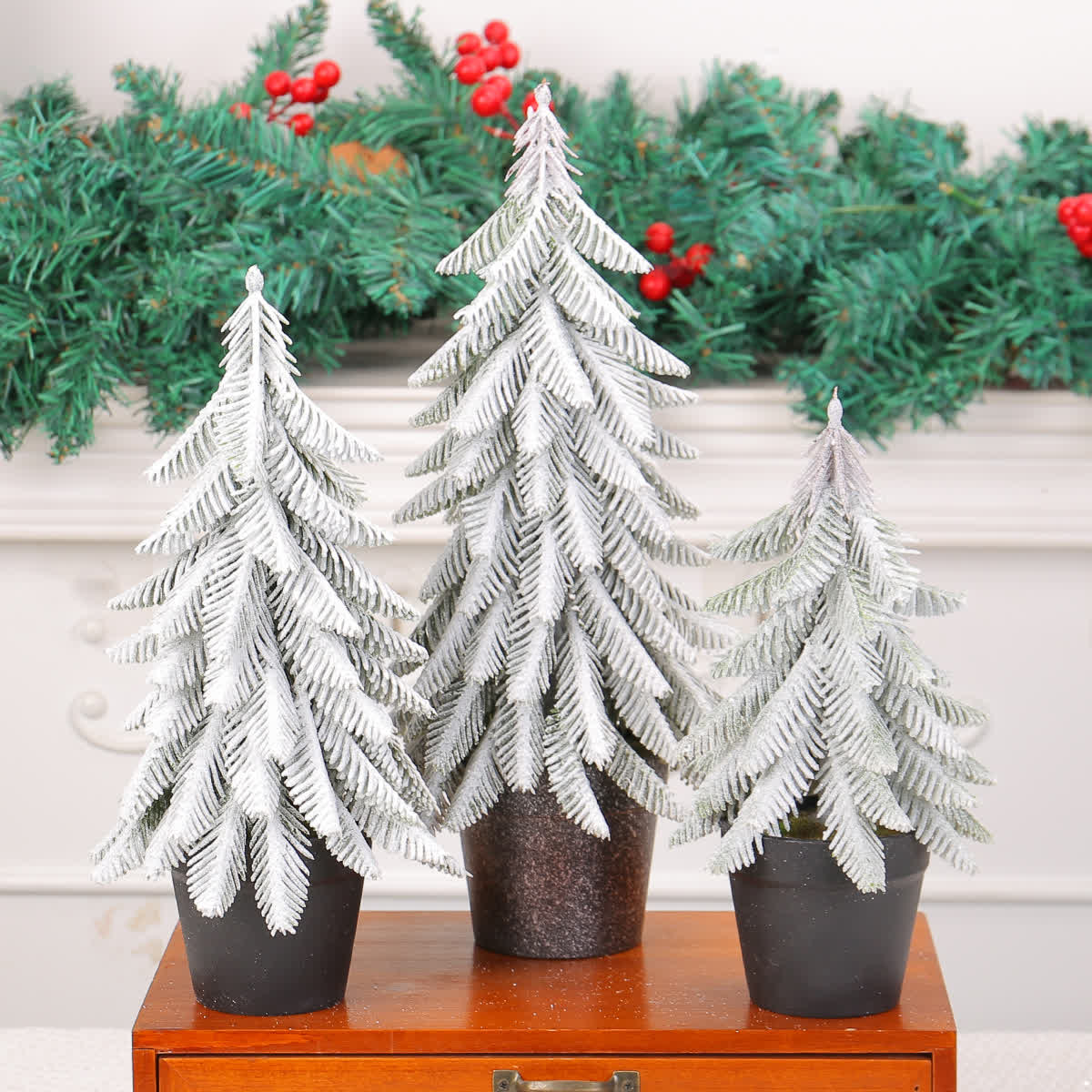 Sapin de Noël enneigé comme décoration en pot pour la maison