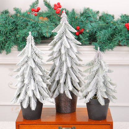 Sapin de Noël enneigé comme décoration en pot pour la maison