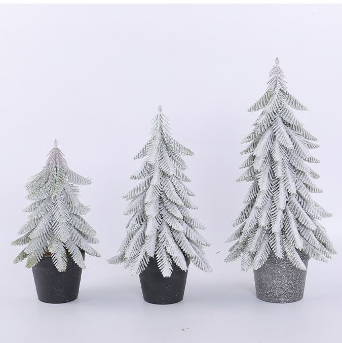 Sapin de Noël enneigé comme décoration en pot pour la maison