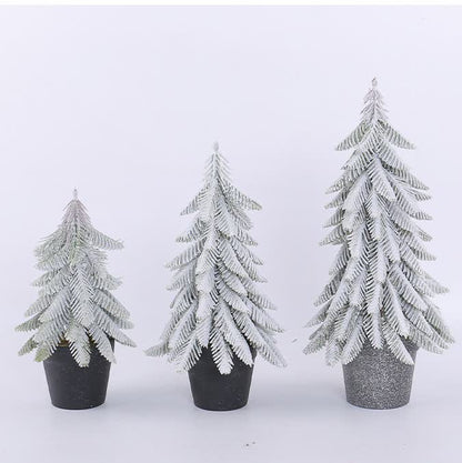 Sapin de Noël enneigé comme décoration en pot pour la maison