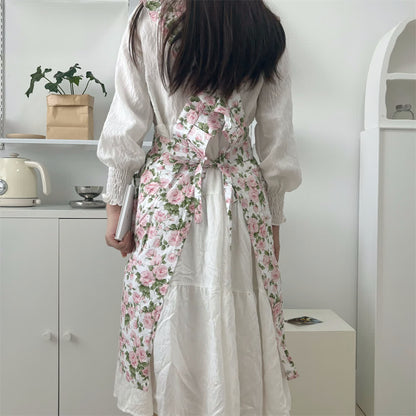 Tablier d'artiste à motif de roses pastorales
