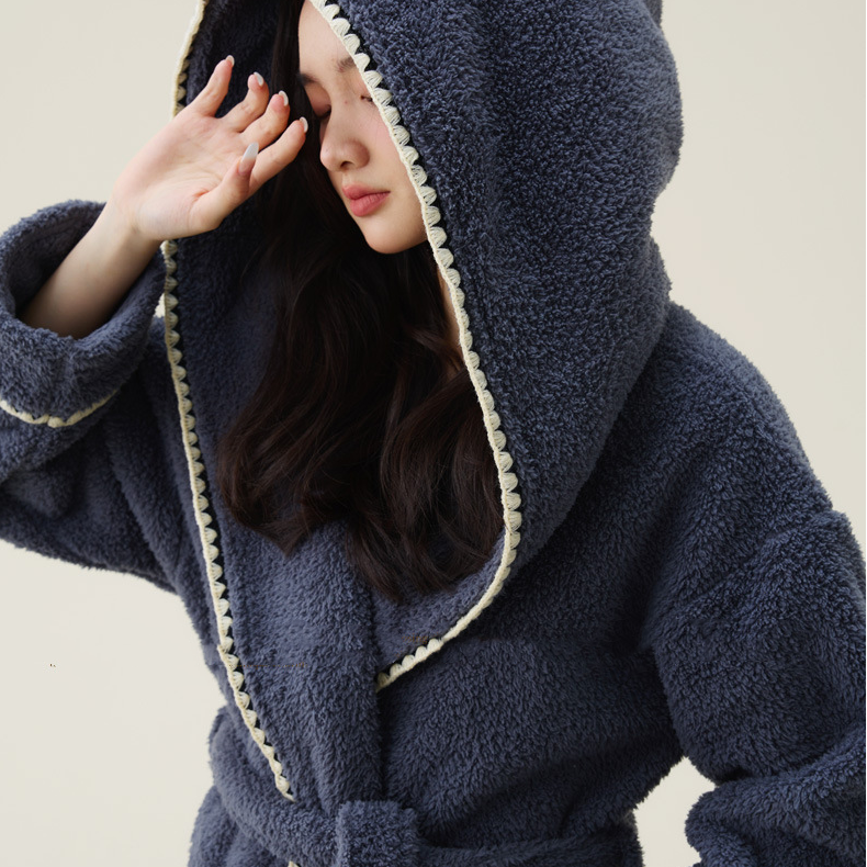 Peignoir long et chaud en polaire avec capuche