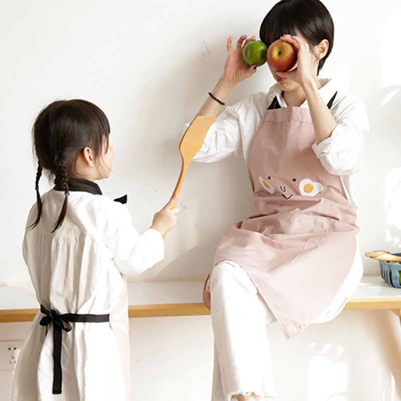 Sourire d'œuf au plat, tablier imperméable parent-enfant