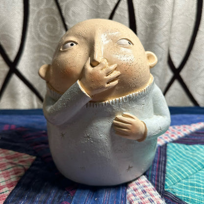 Statue en résine avec nez pincé