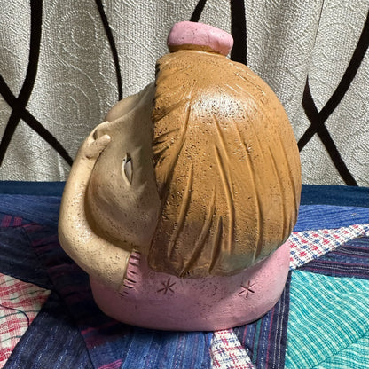 Statue en résine avec nez pincé