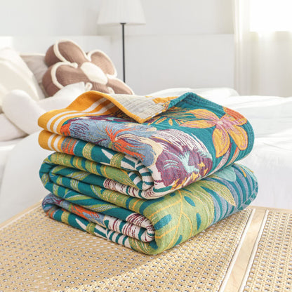 Couverture en gaze de coton colorée avec des pétales de fleurs