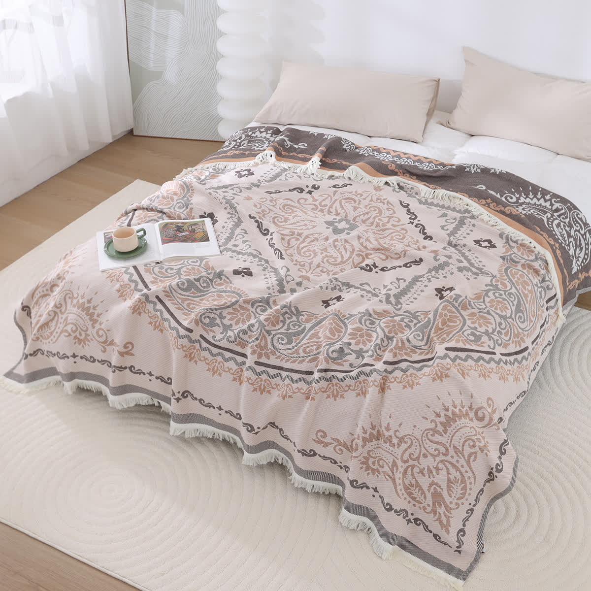 Couette légère en gaze de coton avec pompons et motif cachemire