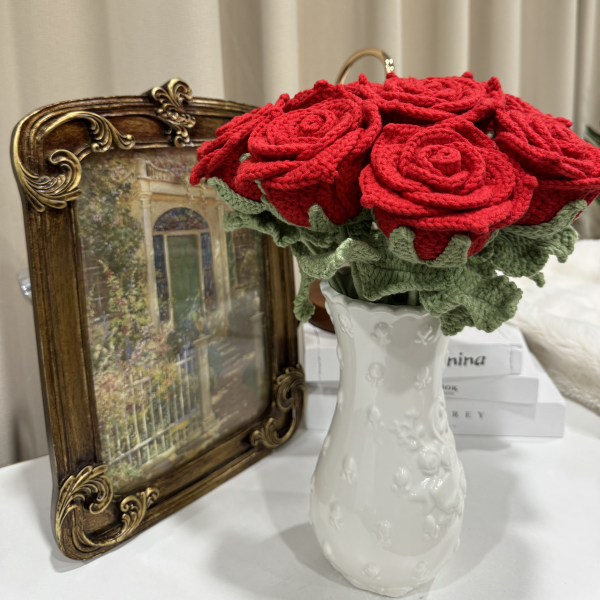 Ornement tissé à la main avec un bouquet de roses lumineuses
