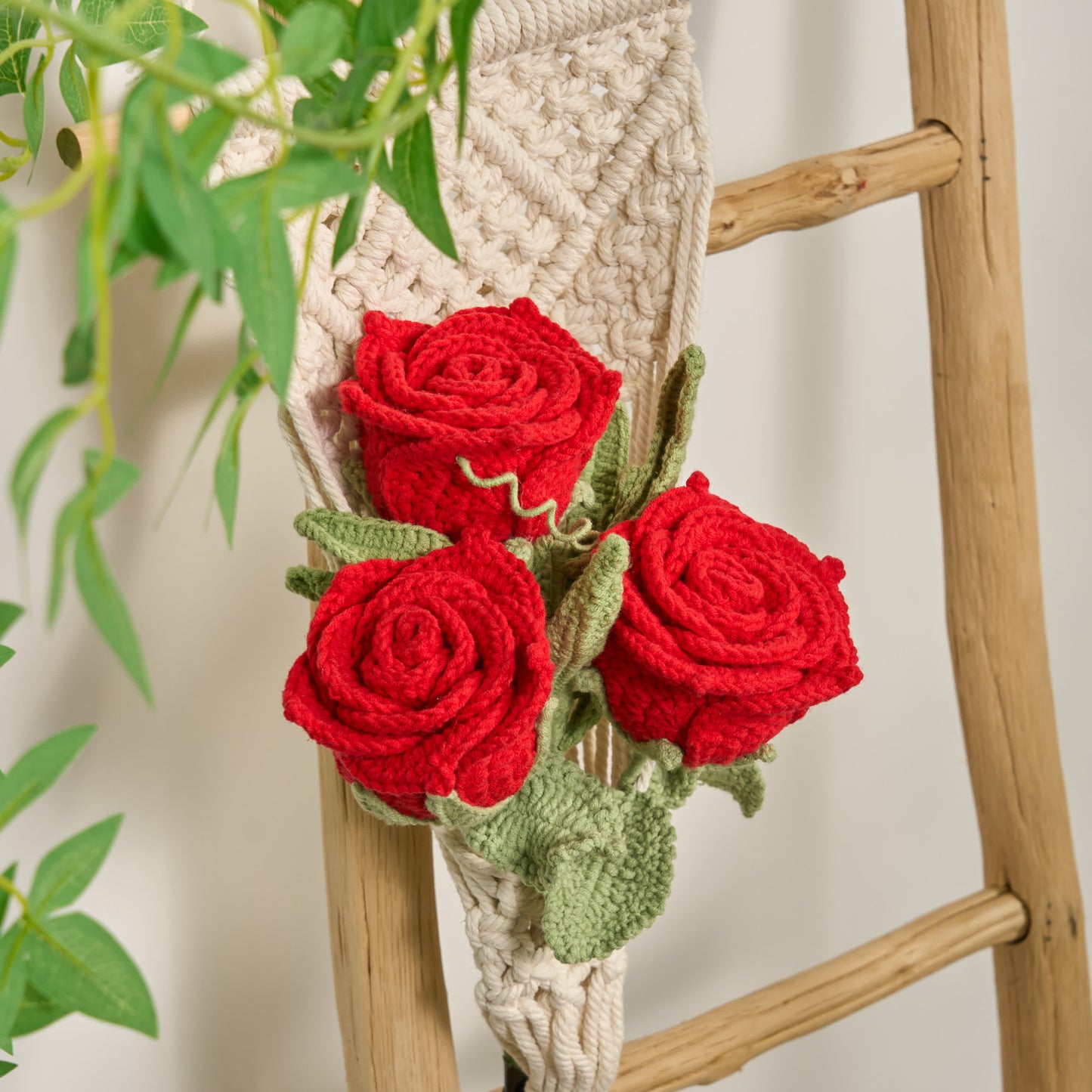 Ornement tissé à la main avec un bouquet de roses lumineuses